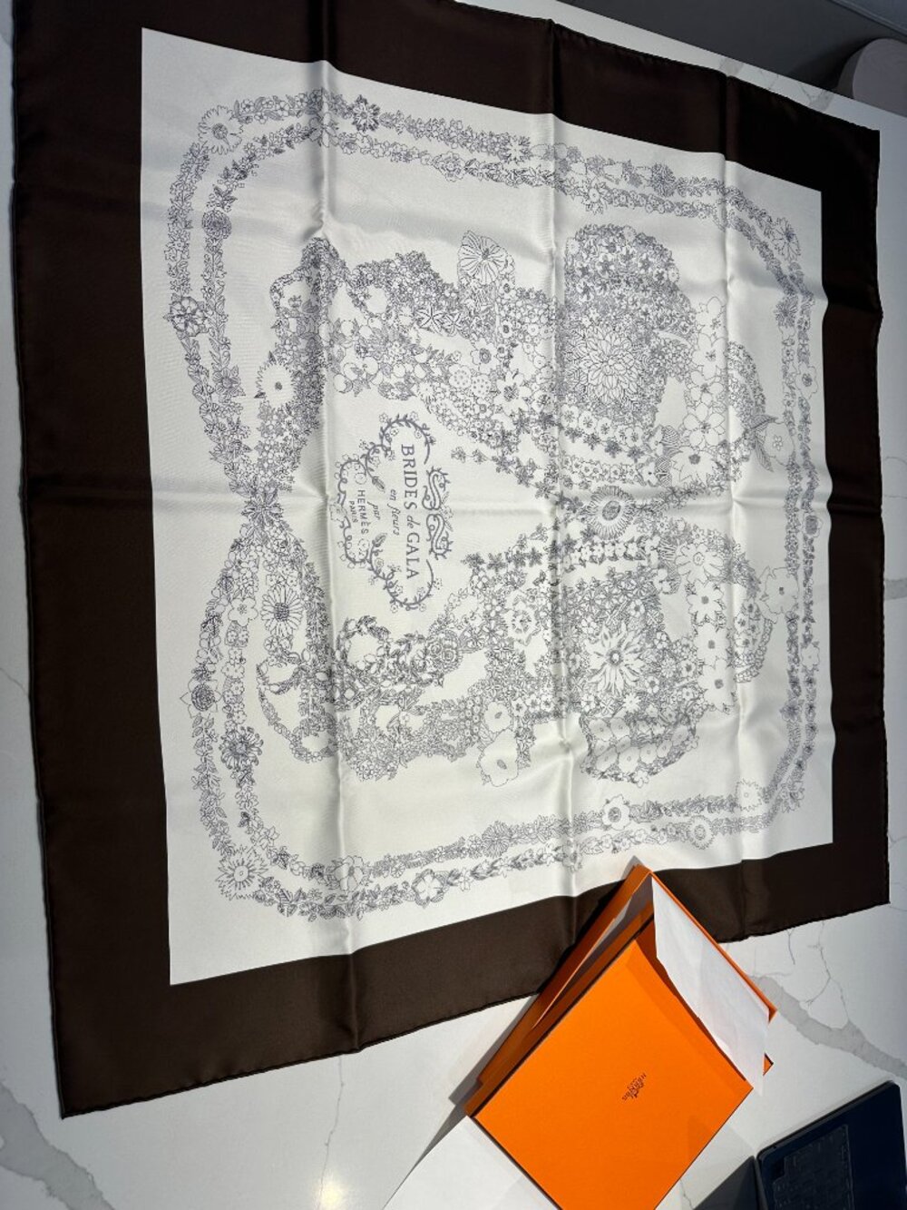 NWT & Original Box - Brides de Gala en Fleurs scarf 90 - Picture 4 of 5